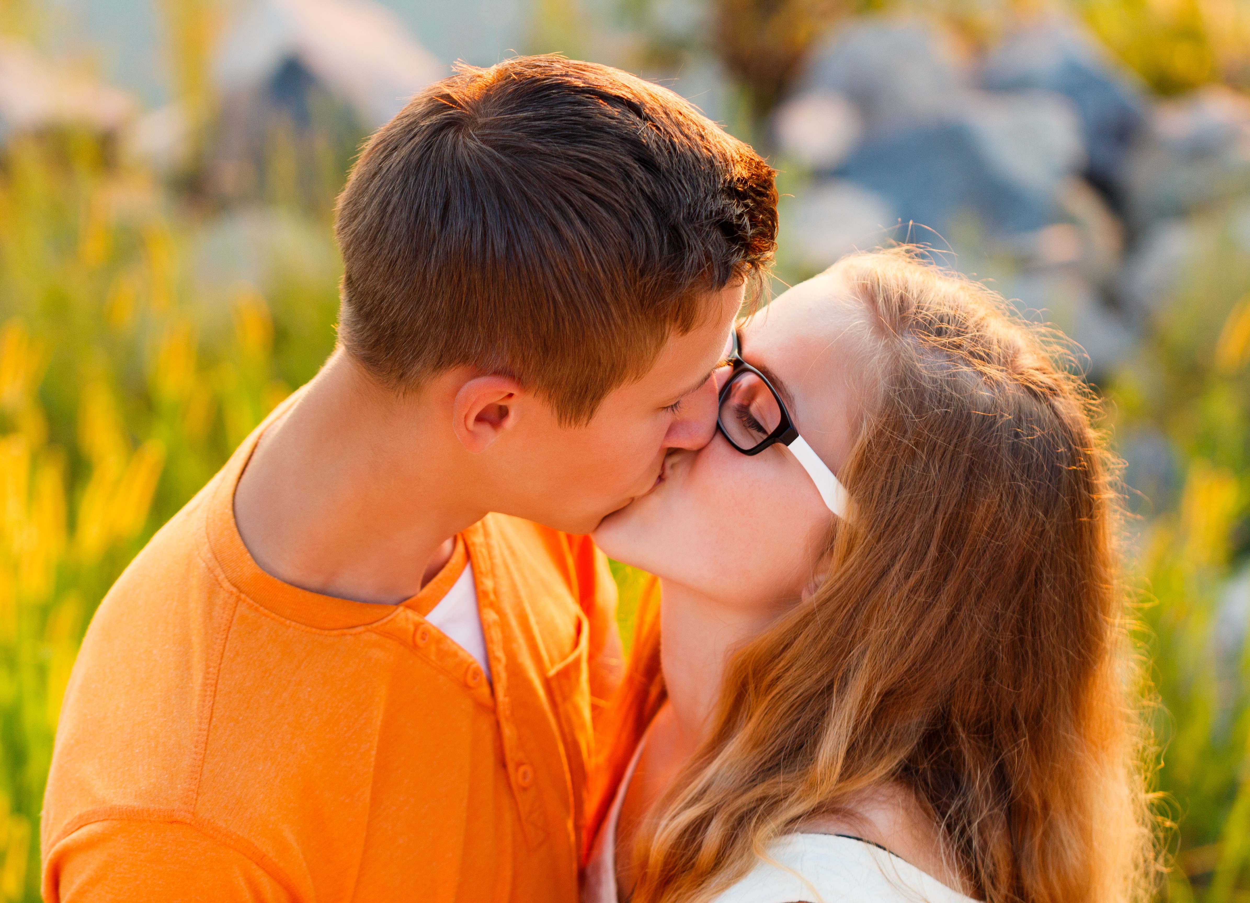 Teen kind. Поцелуй стоковое фото. Youth Kiss. Позы для фото пар молодых крупным планом. Девушка поцелуй Сток фото.